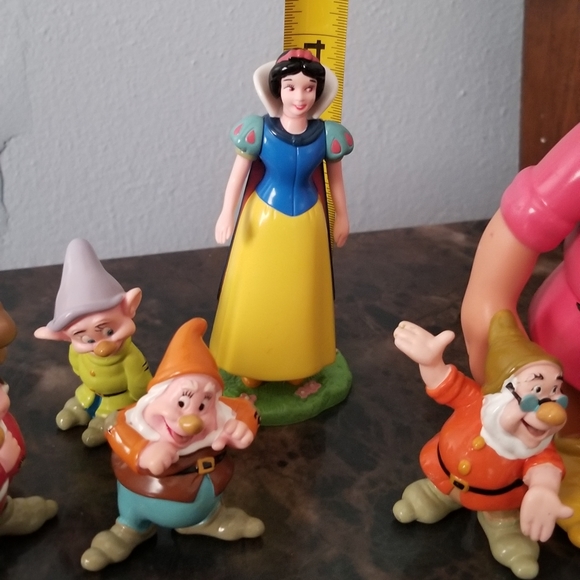 Snow White and The Seven Dwarfs - Picture 6 of 8